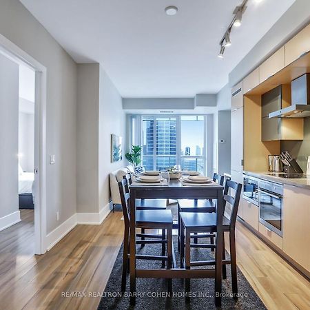 Downtown Suites With Free Parking Toronto Bagian luar foto